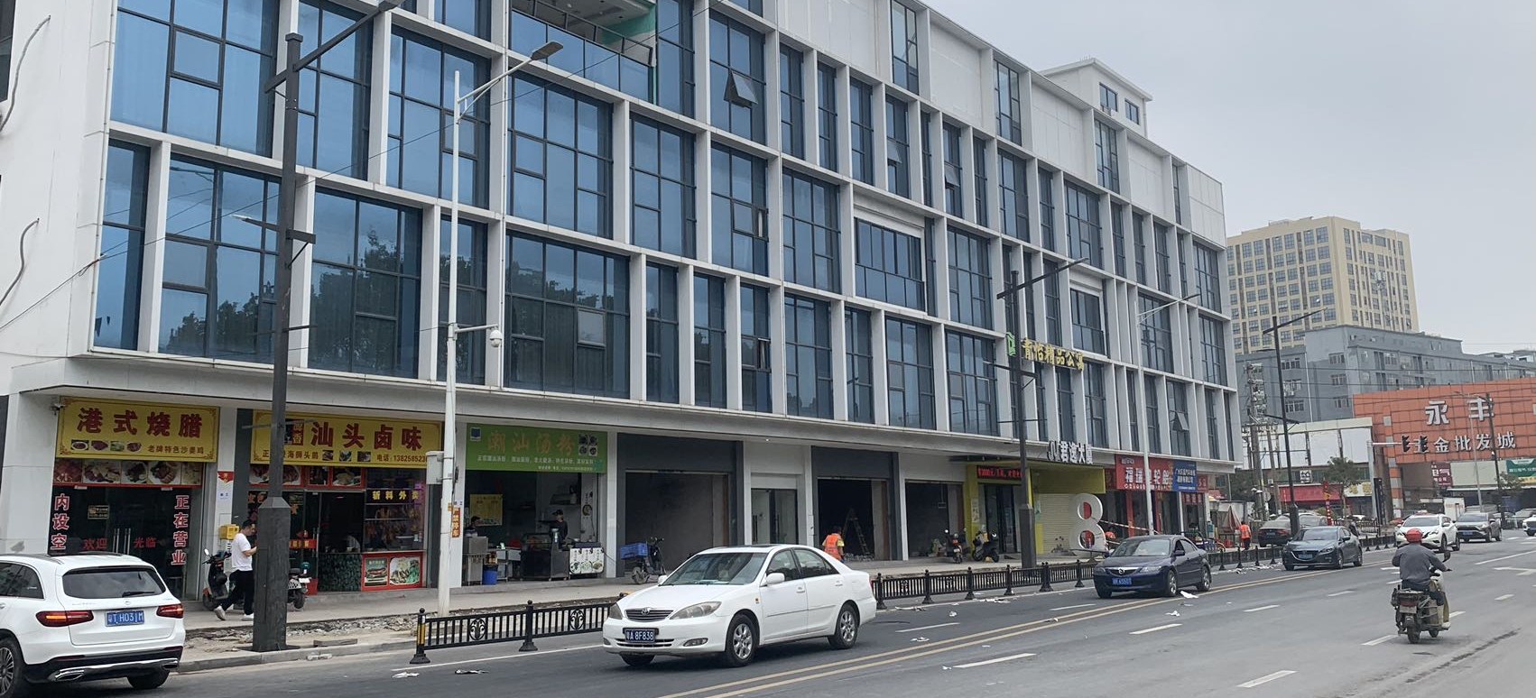 广州白云火车站西侧道路照明工程实景(名匠智汇供货路灯沿街布设)
