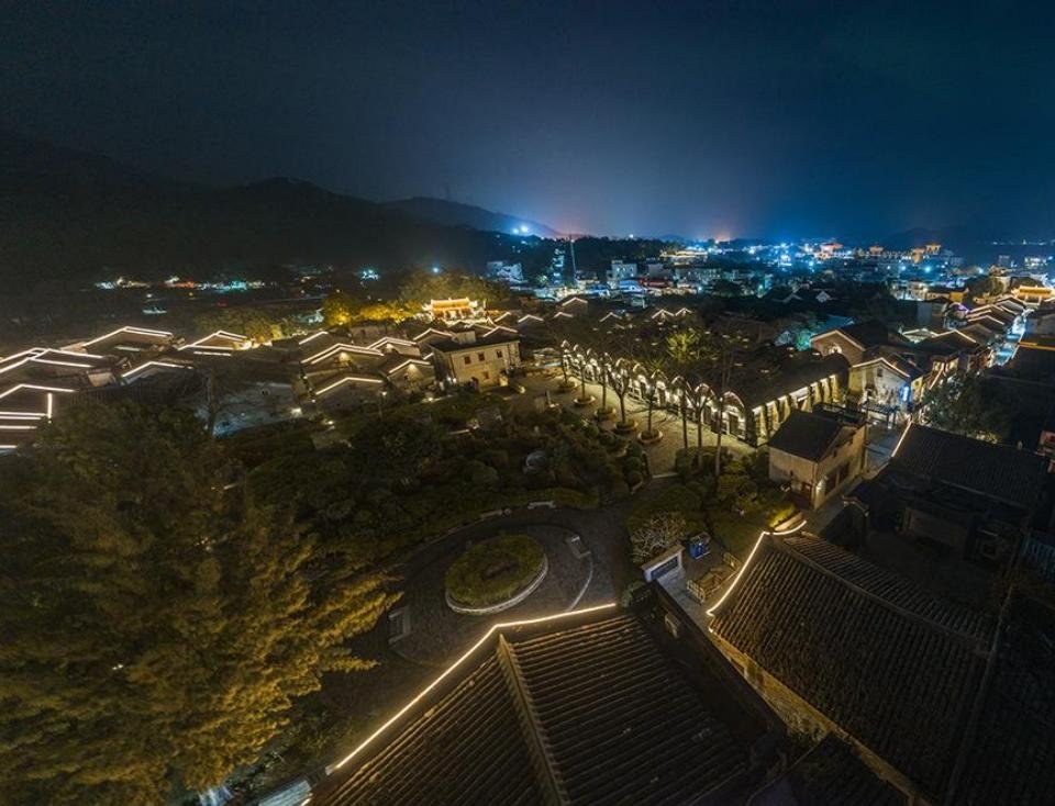 大鹏所城古建筑群亮化航拍(山景视角,街区屋顶线性灯延伸)