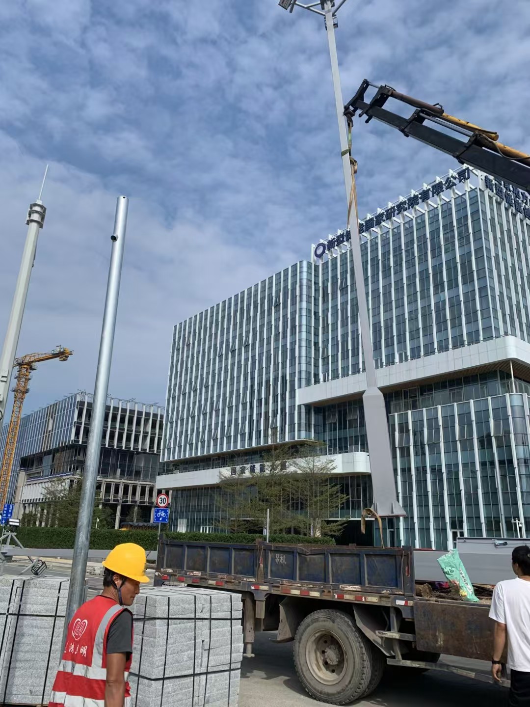 广州白云新城规划十路、规划十一路路灯供货吊装施工现场实景