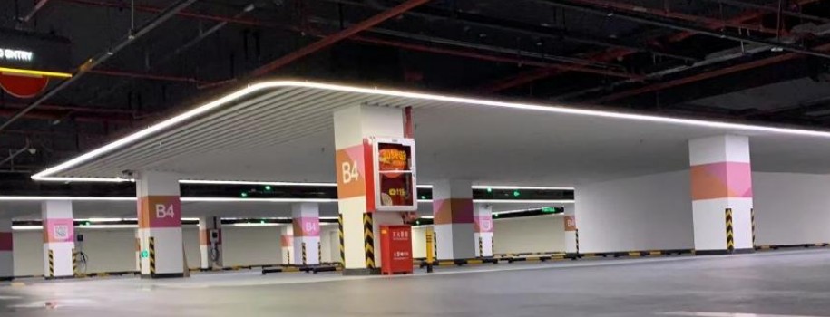华侨城购物广场地下停车场B4层线性灯实拍(广东鑫森建设)